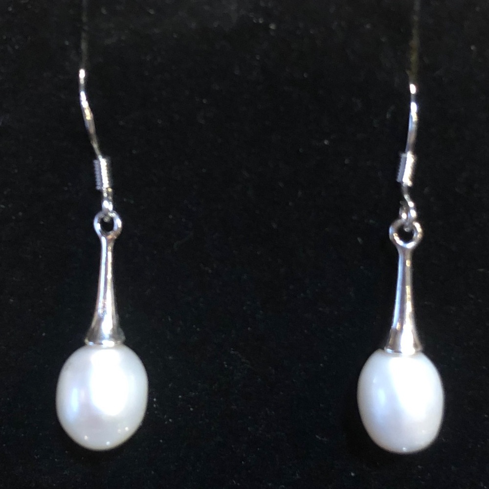 ❇️SALE 2/$20❇️ Dainty Genuine White Pearl Earrings - Picture 4 of 4